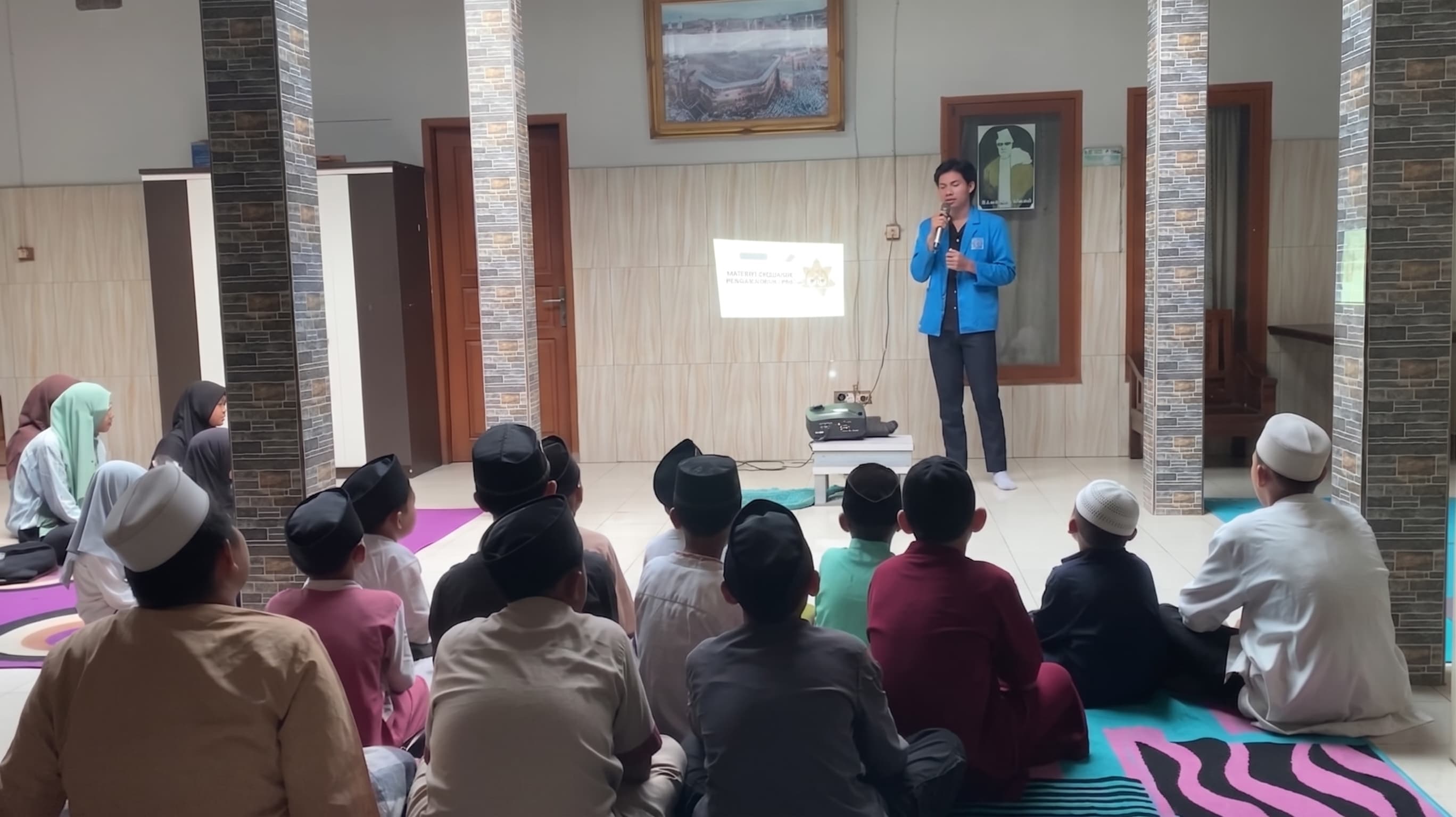 Explaining citizens' rights and obligations to the kids at Panti Sosial Raudhatul Hikmah.